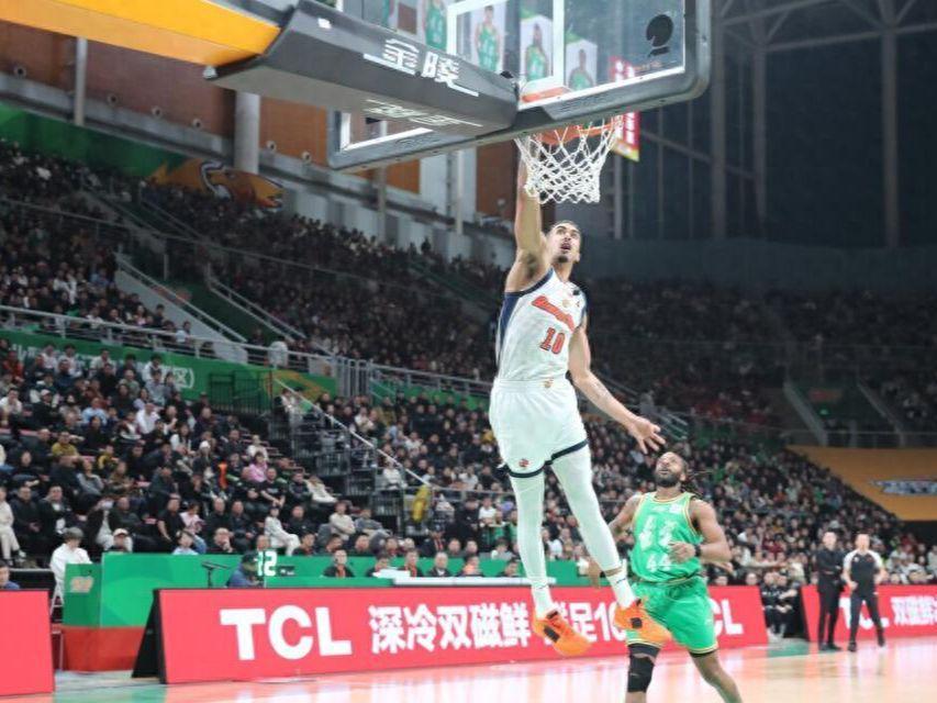 酸死了，辽宁电台解说吐槽广东靠外援，官媒跟自媒体已经没区别了