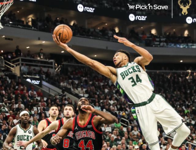 星空官网-季后赛首战进攻低迷哑火 冠军防守助雄鹿险度难关