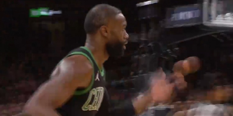 高射炮！杰伦·布朗迎着文班亚马调高弧顶命中三分球