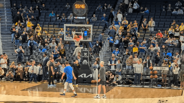 星空体育APP-勇士球迷蹲守82场，终于拍到库里热身&amp;quot;作弊码&amp;quot;